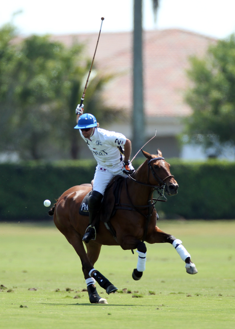 Piaget 10-goaler Sapo Caset about to hit the ball out of the air.
